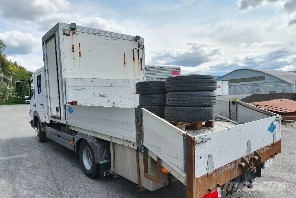 Mercedes-Benz 1018 Camiones con caja de remolque