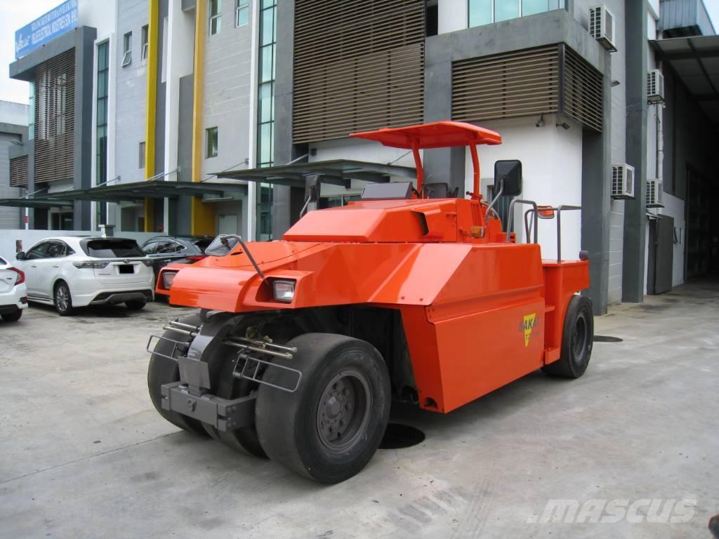 Sakai TZ 701 Rodillos sobre neumáticos