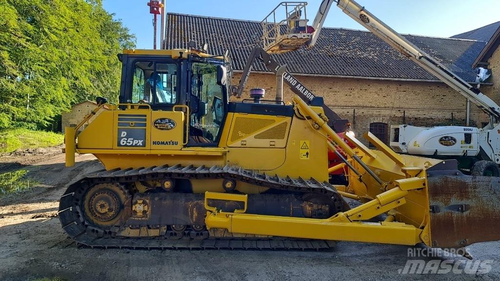 Komatsu D65PX-17 Buldozer sobre oruga