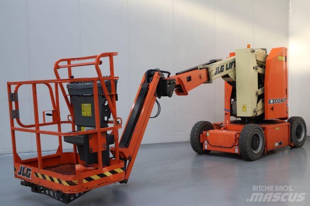 JLG E300AJP Plataformas con brazo de elevación manual