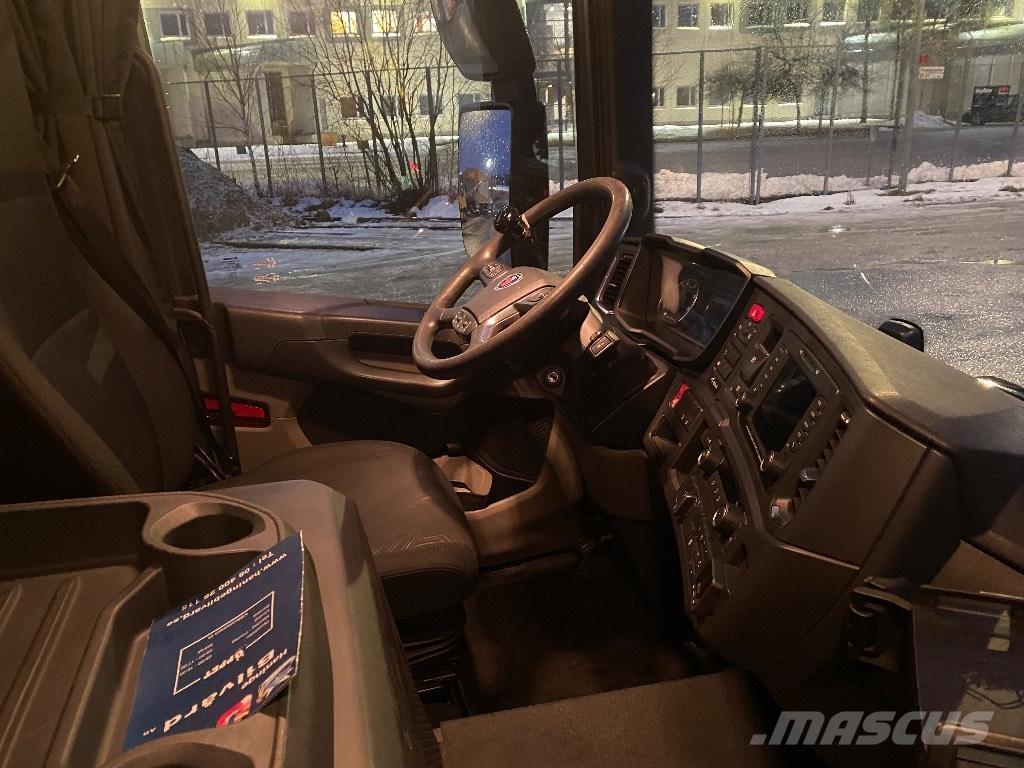 Scania LB Camiones con caja de remolque