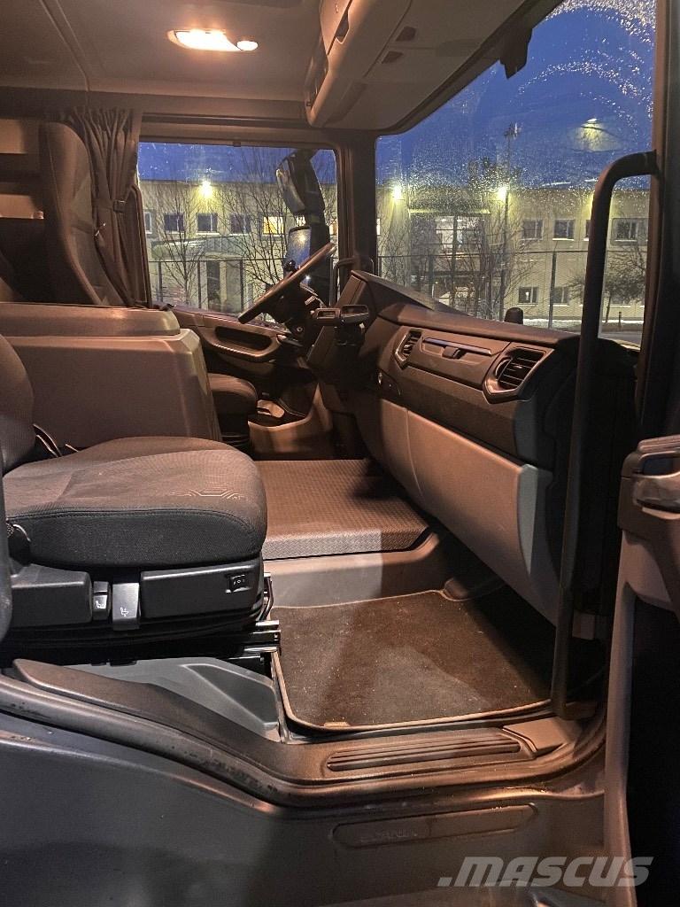 Scania LB Camiones con caja de remolque