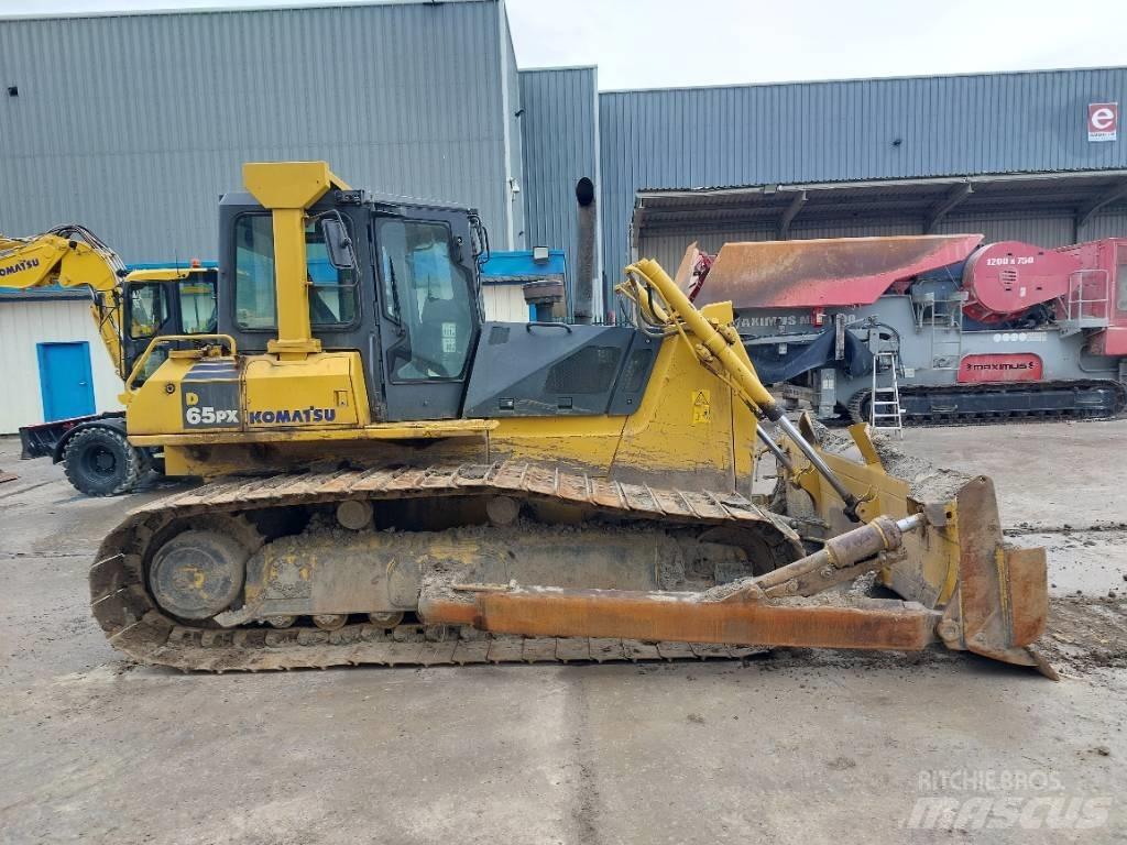 Komatsu D65PX-15 Buldozer sobre oruga