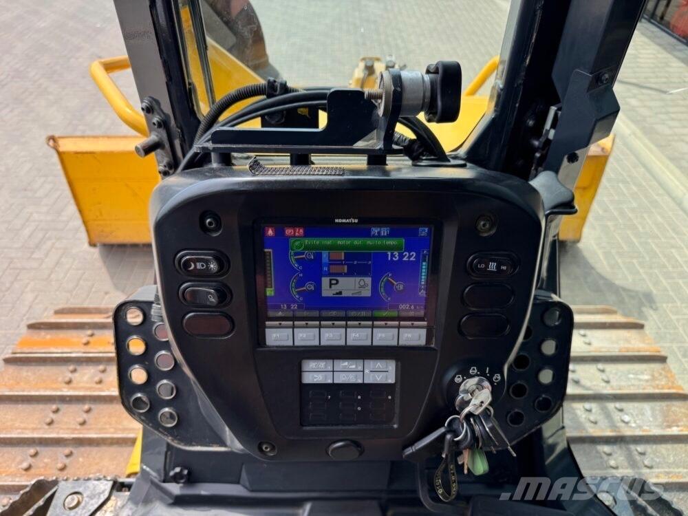 Komatsu D37PXi-24 Buldozer sobre oruga