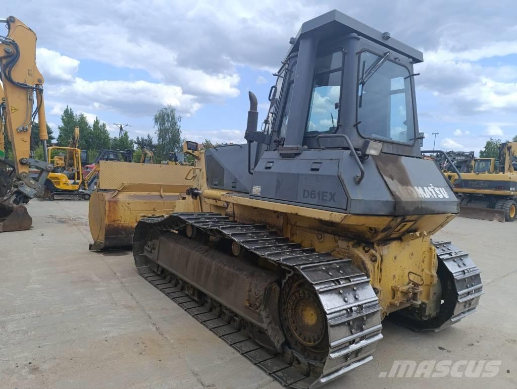 Komatsu D61EXL-12 Buldozer sobre oruga