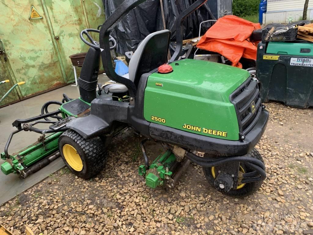 John Deere 2500 Corta-césped de greens