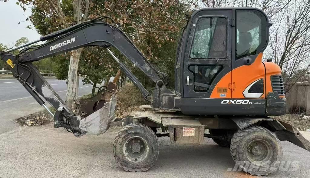 Doosan DX 60 Excavadoras de ruedas