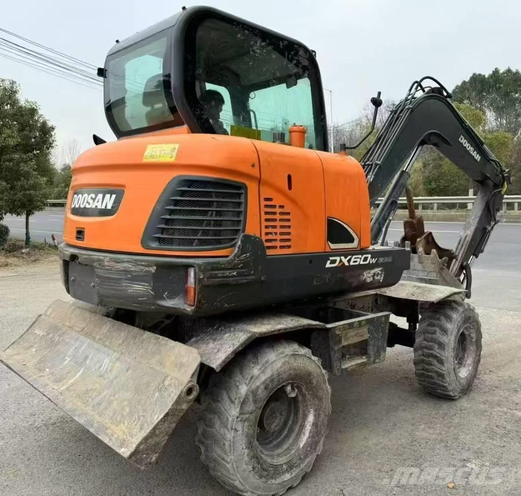 Doosan DX 60 Excavadoras de ruedas