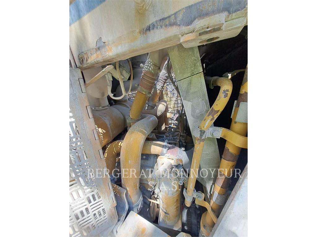 CAT D10T Buldozer sobre oruga