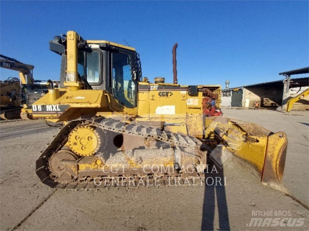 CAT D6M Buldozer sobre oruga