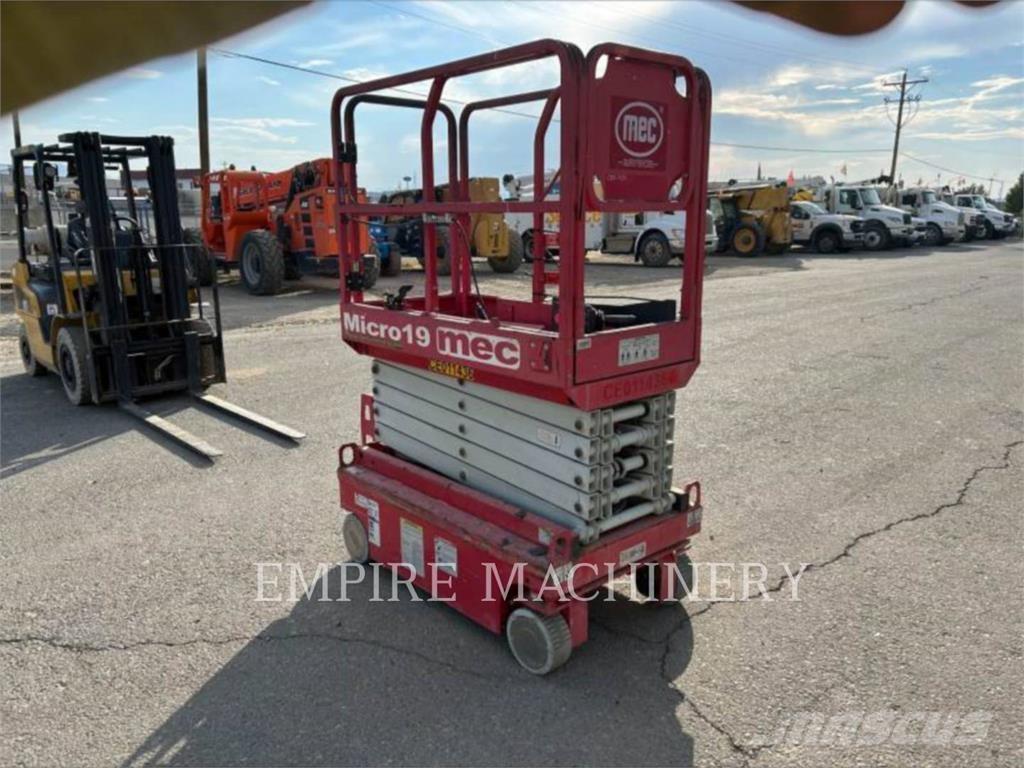 MEC MICRO 19 Plataformas con brazo de elevación manual