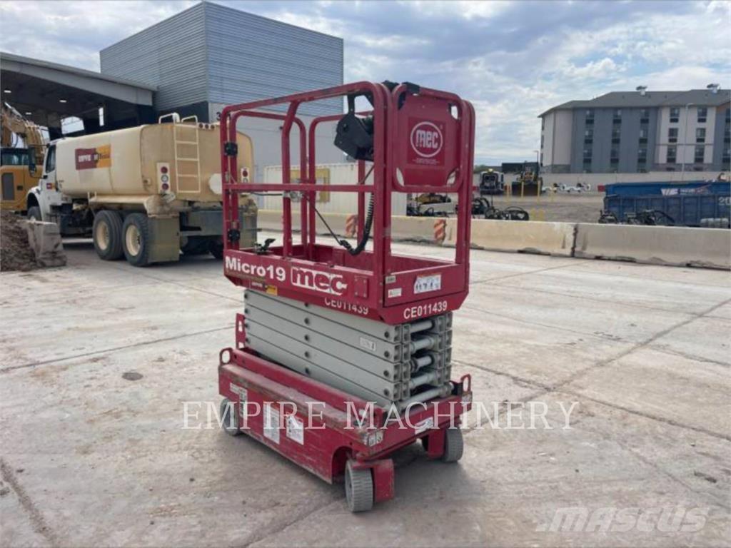 MEC MICRO 19 Plataformas con brazo de elevación manual