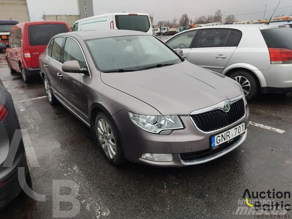 Skoda Superb Carros