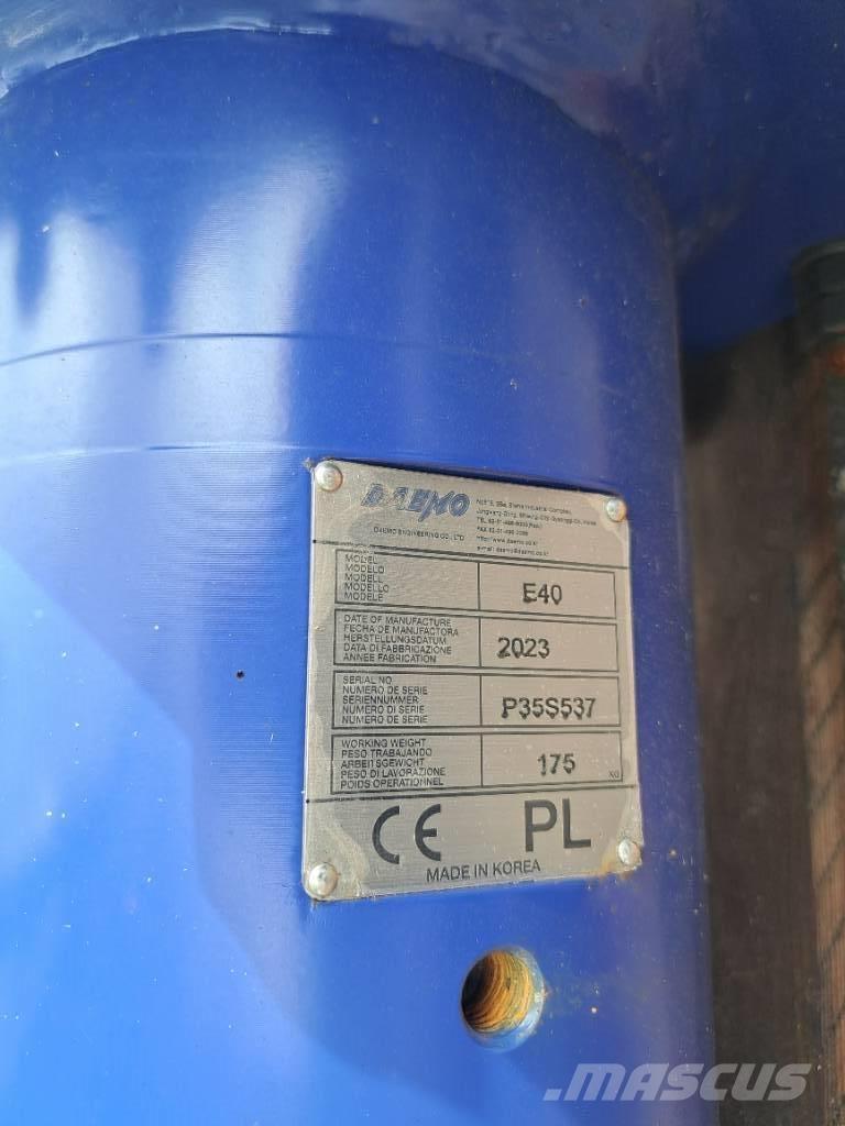 Daemo E40 with CW05 Martillos hidráulicos