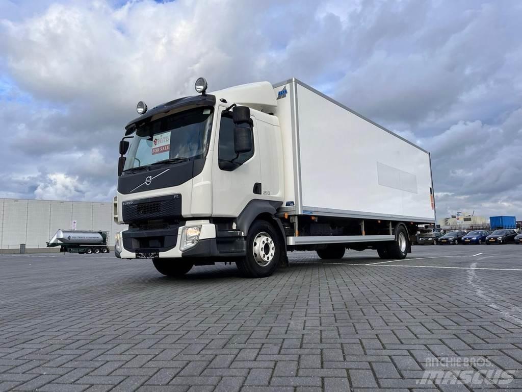 Volvo FL210 Camiones con caja de remolque