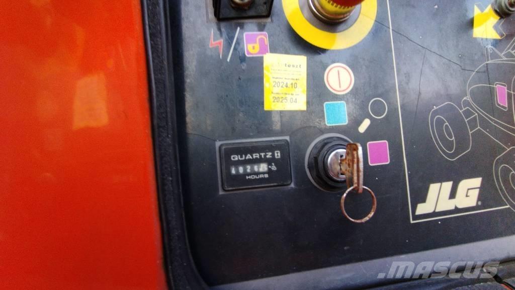 JLG 800 AJ Plataformas con brazo de elevación manual