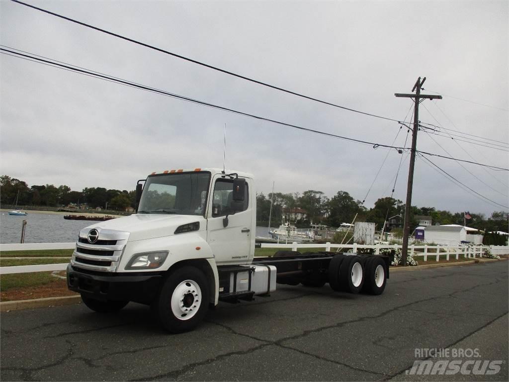 Hino 338 Camiones con chasís y cabina