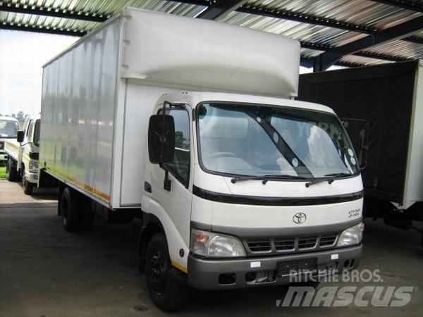 Toyota Dyna 8145 Camiones con caja de remolque