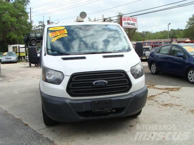 Ford T250 Camiones con caja de remolque