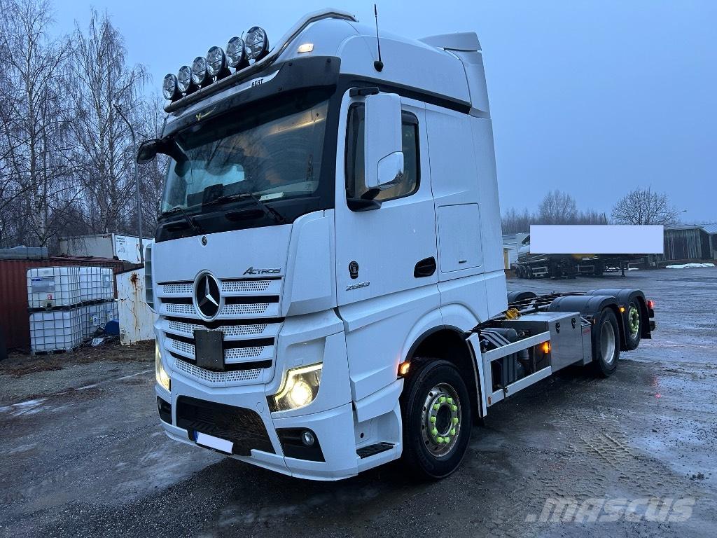 Mercedes-Benz 2853 Camiones con chasís y cabina