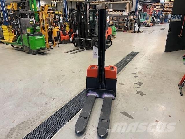 BT Toyota HWE 100 Montacargas manual