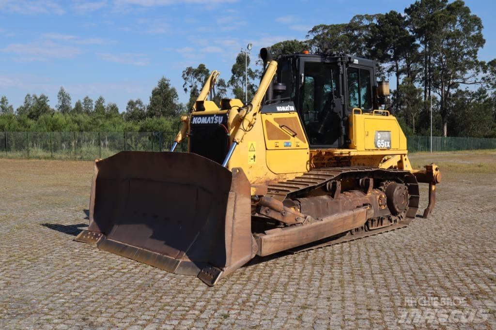 Komatsu D65EX-16 Buldozer sobre oruga