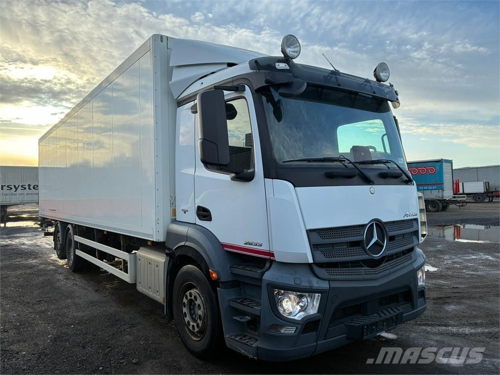 Mercedes-Benz 2533 Camiones con caja de remolque
