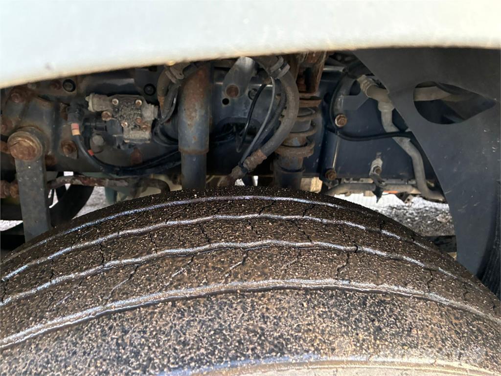 Volvo FL240 Camiones de caja de lona