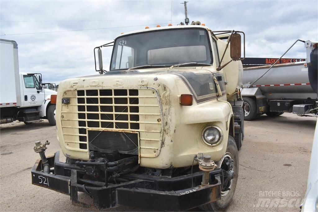 Ford L8000 Camiones cisternas