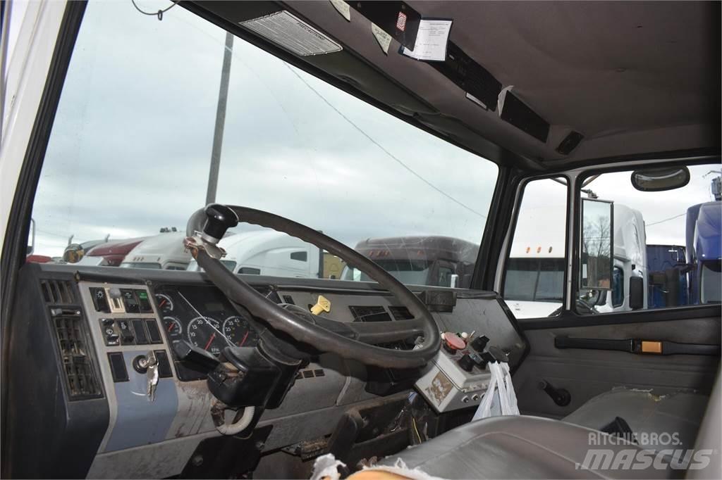 Freightliner FL70 Camiones cisternas