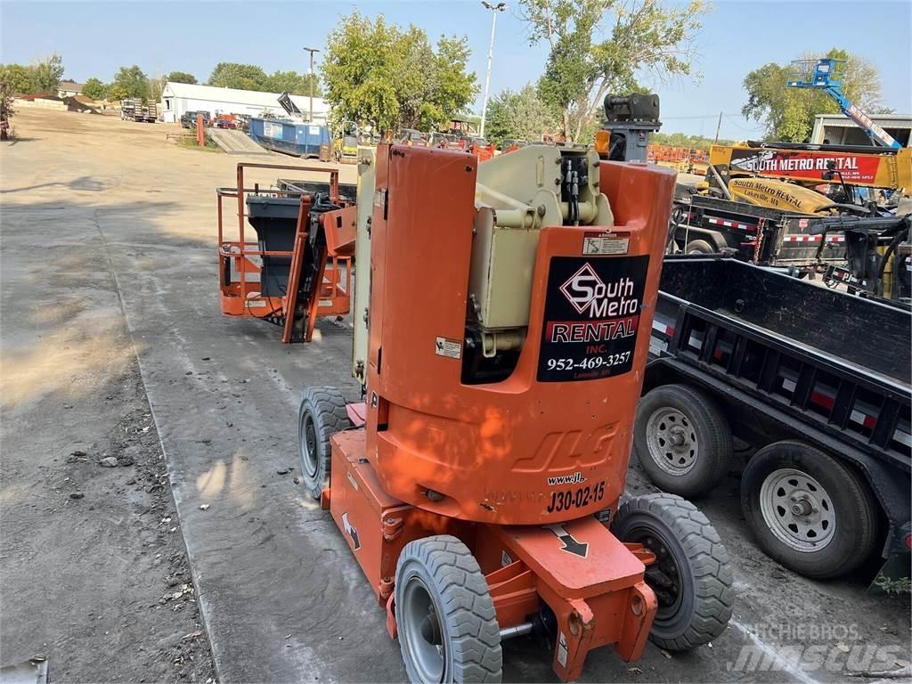 JLG E300AJP Plataformas con brazo de elevación manual