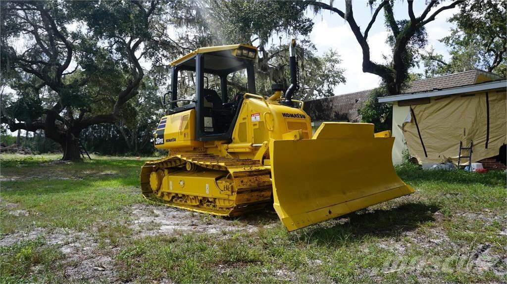 Komatsu D39PX-24 Buldozer sobre oruga