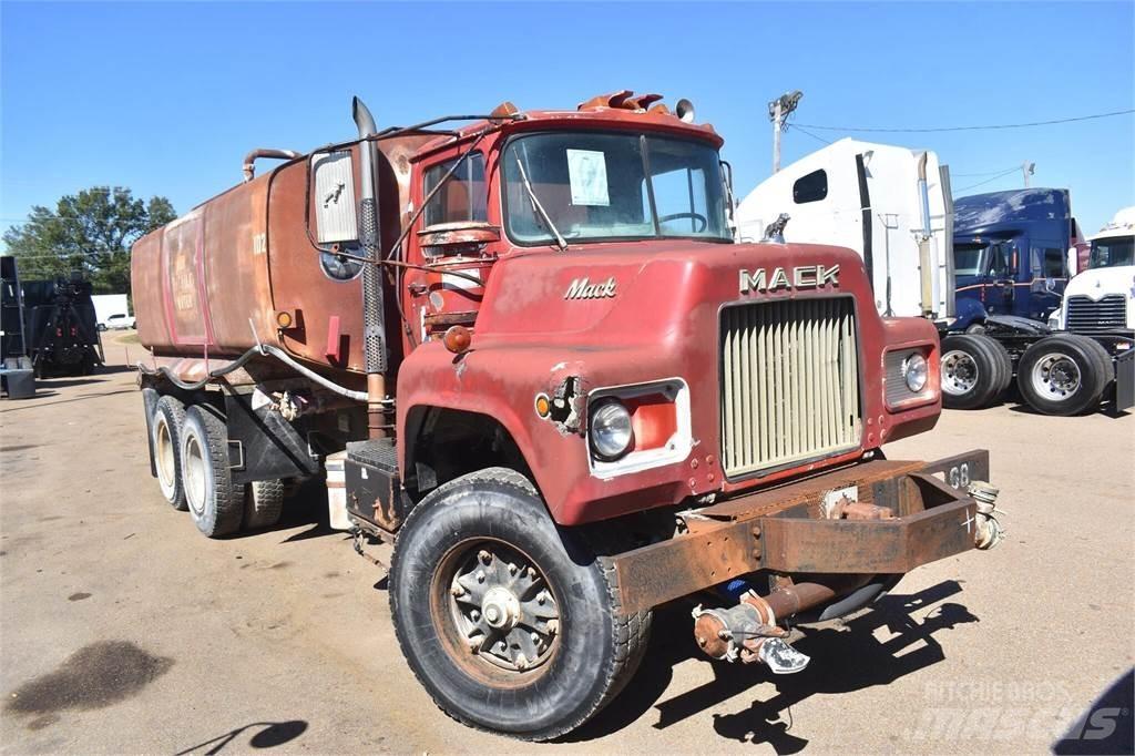 Mack DM685S Camiones cisternas