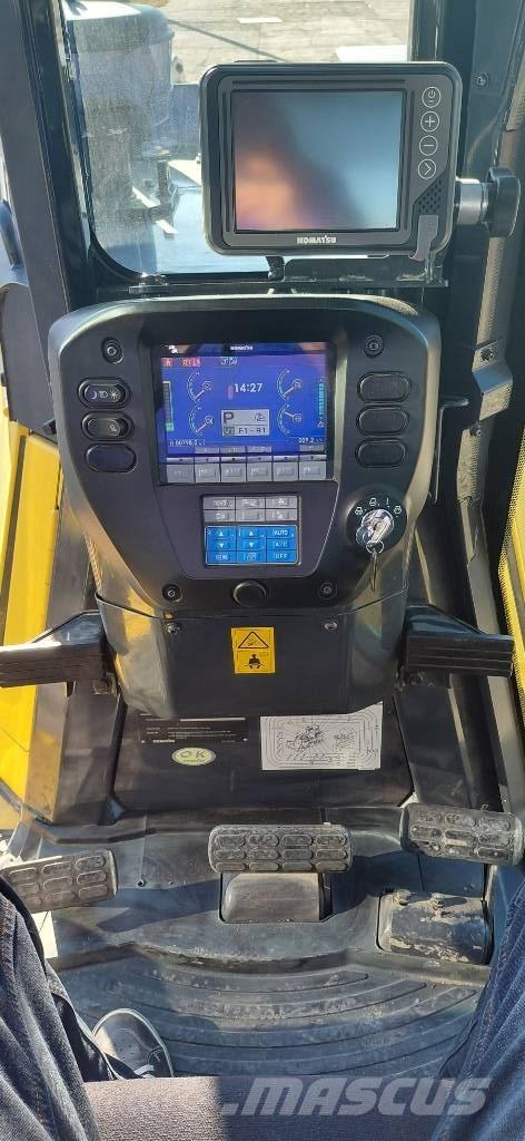 Komatsu D65EXi Buldozer sobre oruga