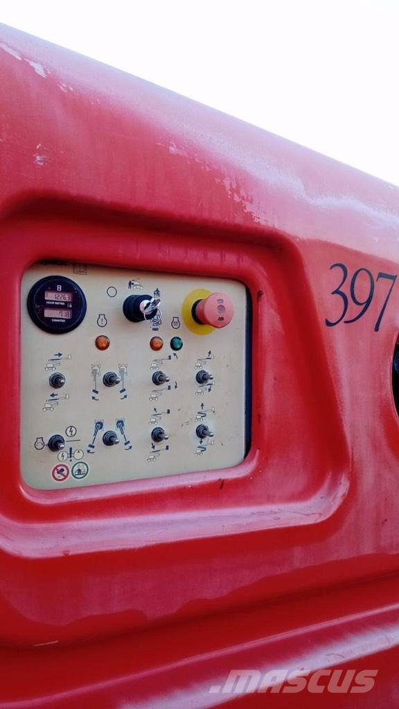 SkyJack SJ 63 AJ Plataformas con brazo de elevación manual