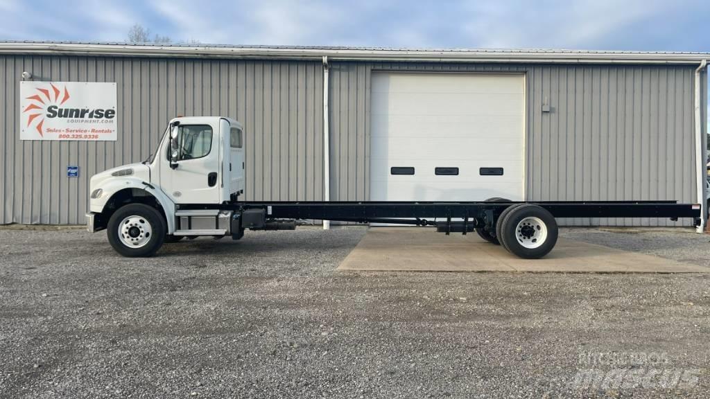 Freightliner M2 Camiones con chasís y cabina