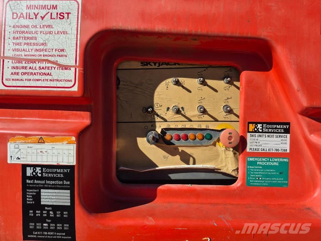 SkyJack SJ 66 T Plataformas con brazo de elevación manual