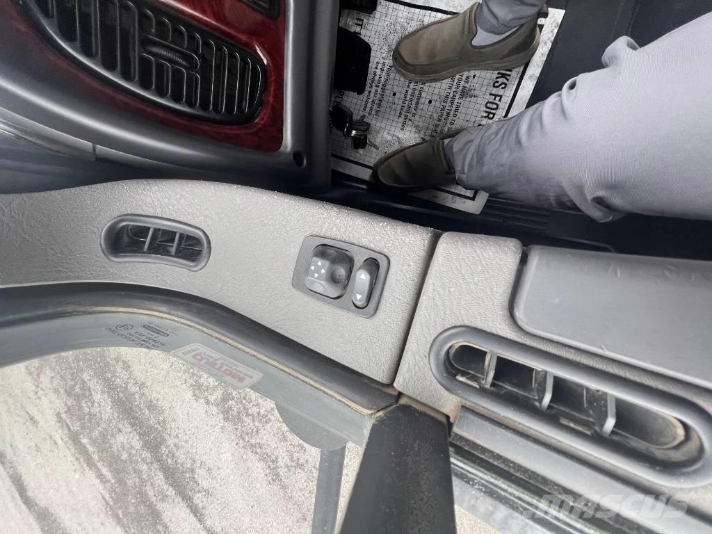 Freightliner M 106 Camiones con caja de remolque