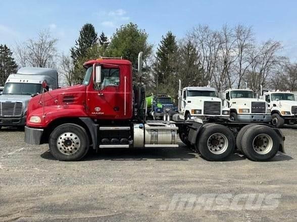 Mack PINNACLE CXU613 Camiones tractor