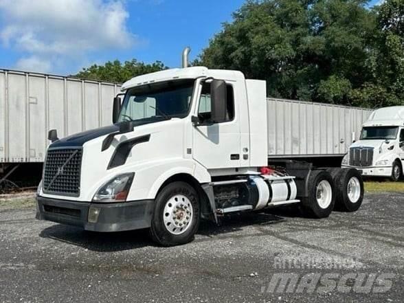 Volvo VNL64T300 Camiones tractor