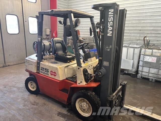 Nissan UJ02 A 25 U Camiones LPG