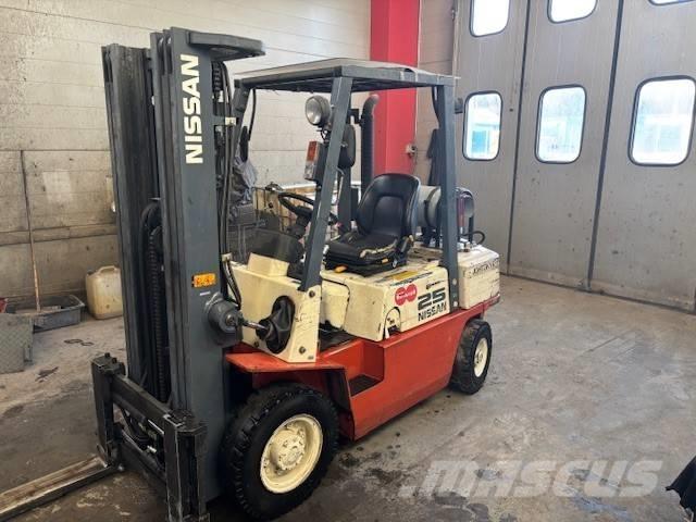 Nissan UJ02 A 25 U Camiones LPG