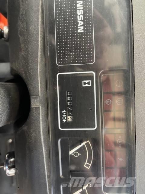 Nissan UJ02 A 25 U Camiones LPG