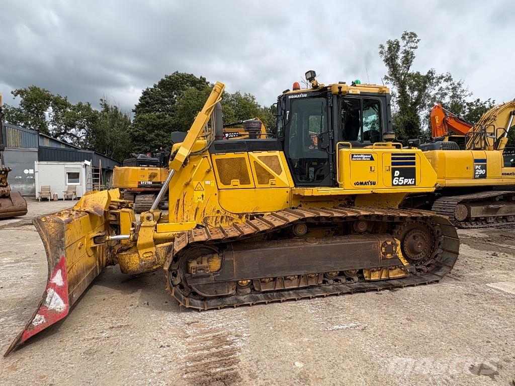 Komatsu D65PXI-18 Buldozer sobre oruga