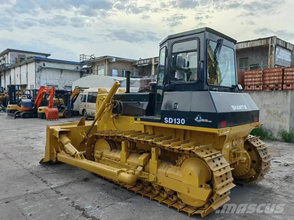 Shantui SD130 Buldozer sobre oruga