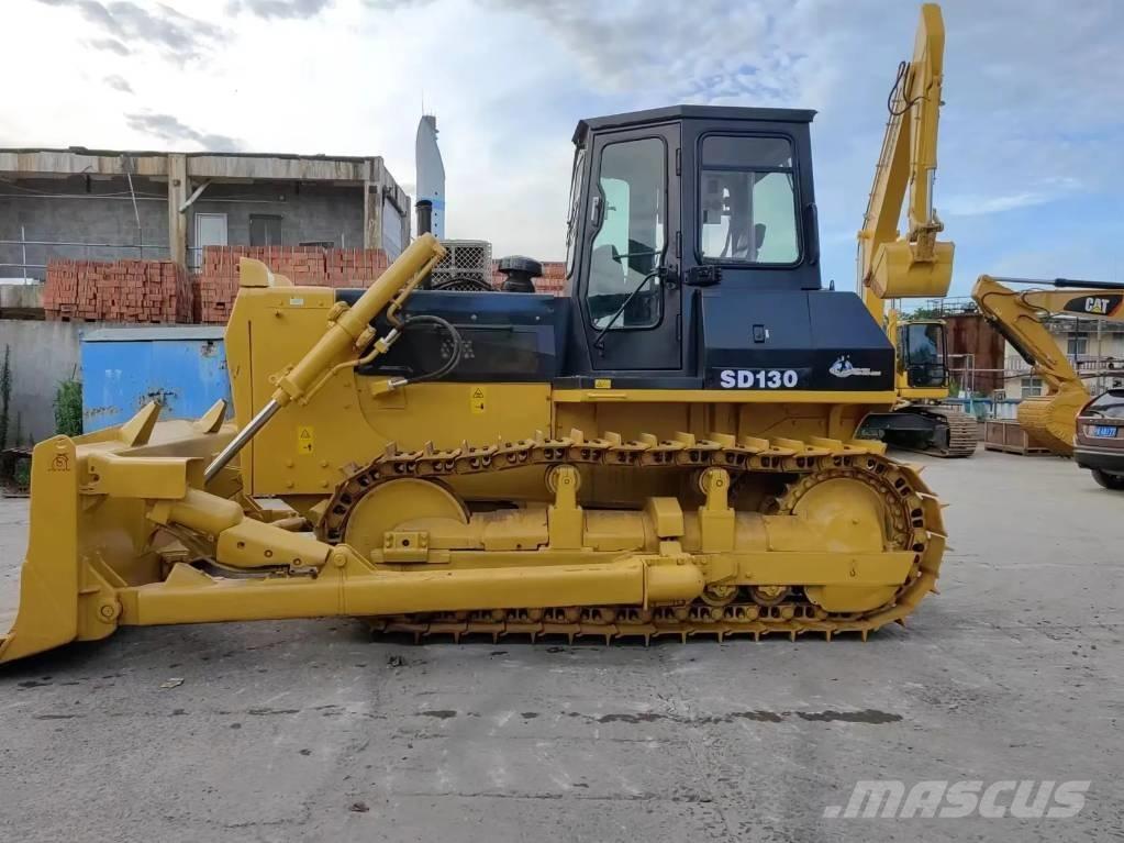 Shantui SD130 Buldozer sobre oruga