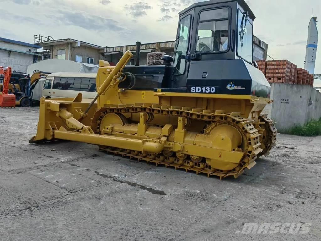 Shantui SD130 Buldozer sobre oruga