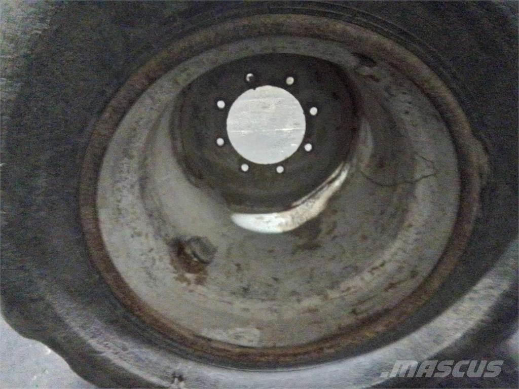 Valmet 820 24x22,5 Llantas