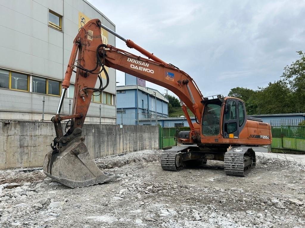Doosan DX 255 LC Excavadoras sobre orugas