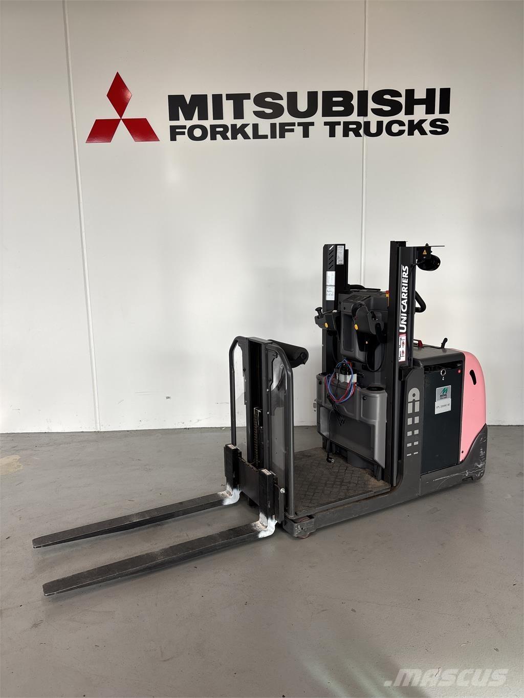 UniCarriers EPL100 Montacargas recogepedidos de baja altura